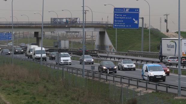 Decenas de vehículos circulan por la A-42 (Autovía de Toledo), a su paso por Parla