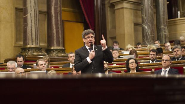 Puigdemont, durante una sesión de control en el Parlament