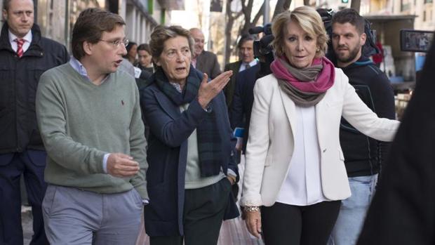 La portavoz del PP en el Ayuntamiento de Madrid, Esperanza Aguirre, y los ediles populares José Luis Martínez-Almeida y Alicia Delibes en las obras de Santa Engracia