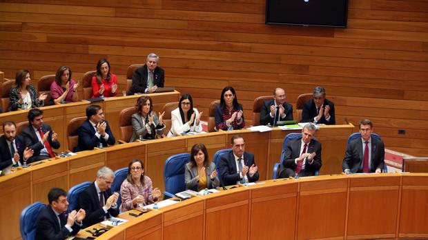 Feijóo junto al resto de miembros de la bancada del PP en O Hórreo