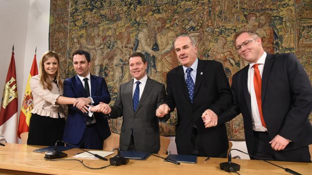 Firma del convenio con los colegios oficiales de notarios y registradores de la propiedad