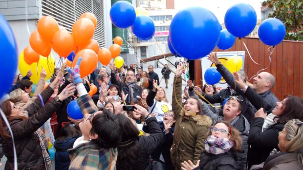 Suelta de globos en la Avenida de Toledo