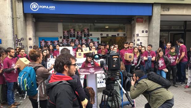 Manifestantes de la CUP, ante la sede del PP