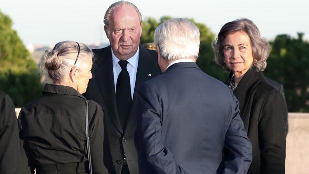 Don Juan Carlos y Doña Sofía dan el pésame a la familia de la Infanta Doña Alicia en el tanatorio de Tres Cantos