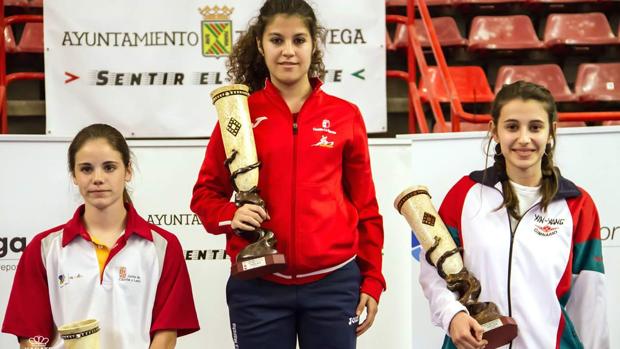 Anabel Palomo, en el centro, con el trofeo