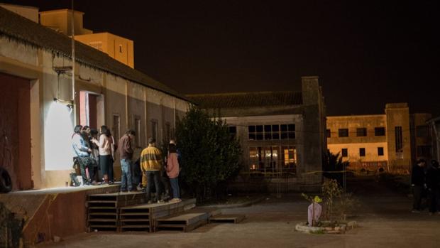 Un grupo de jóvenes, a las puertas del edificio «okupad0» de la Comandancia