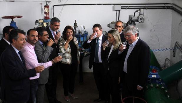 Las autoridades, durante la inauguración de la conducción