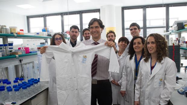El investigador Manuel Serrano junto a su equipo en el laboratotio del IRB