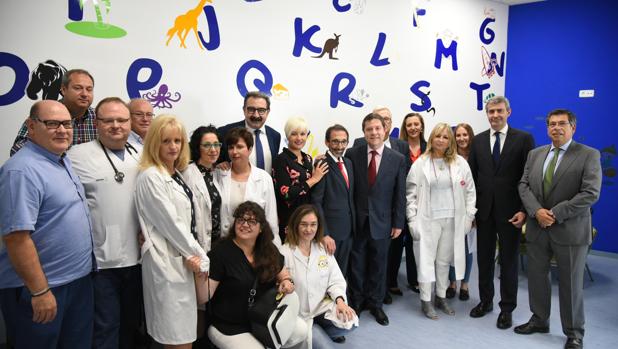 García-Page con el alcalde de Ugena y el consejero de Sanidad , con personal sanitario del centro