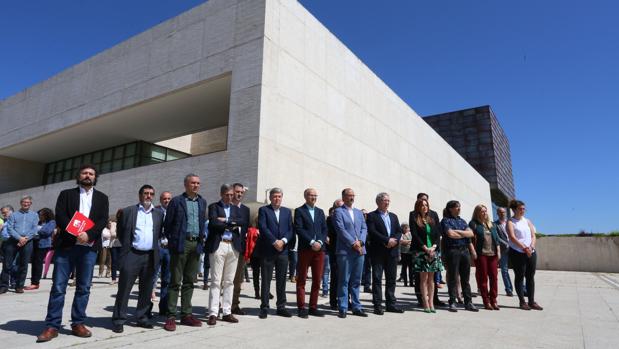 La presidenta de las Cortes, Silvia Clemente, los portavoces de los grupos parlamentarios y funcionarios del Parlamento, guardan un minuto de silencio contra el atentado de Manchester