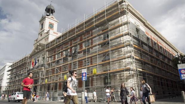 La fachada de la Casa de Correos cubierta por el andamio