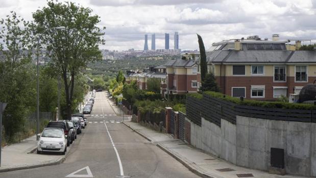 Una calle del barrio de Valdemarín, con la cuatro torres al fondo
