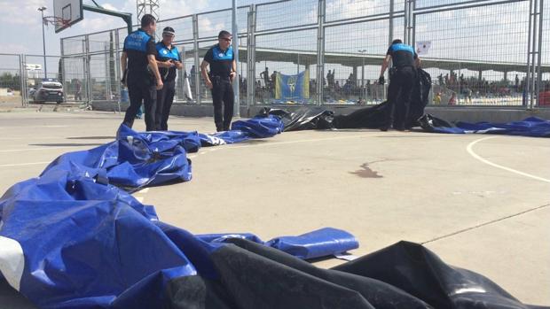 La Policía Local de Leganés revisando el castillo hincable que ha ocasionado el accidente