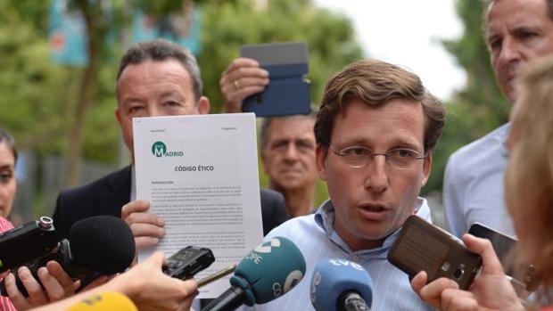 El portavoz del PP en el Ayuntamiento de Madrid, José Luis Martínez-Almeida, este martes en la calle Galileo