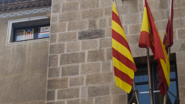 Fachada del Ayuntamiento de Lérida, con el despacho de ERC a la izquierda
