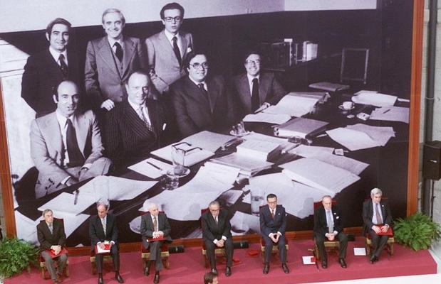 Los padres de la Constitución, durante un homenaje celebrado en Madrid el 2 de mayo de 2001