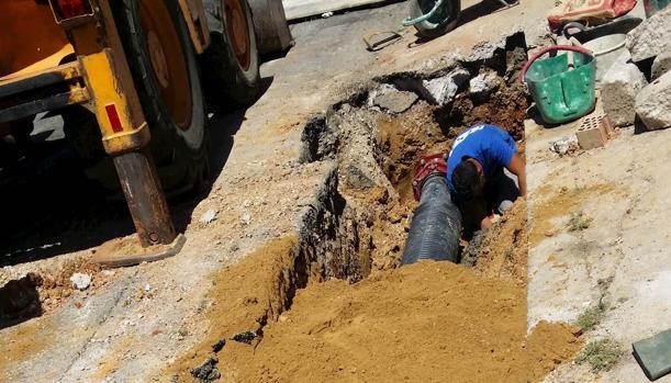 Imagen de un técnico de Global Omnium/Aguas de Valencia durante los trabajos de reparación
