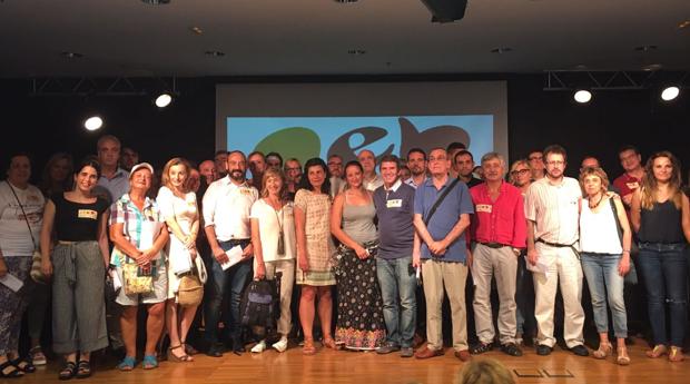 Padres del colegio de Castelldefels, miembros de la AEB y representantes políticos y sociales, ayer