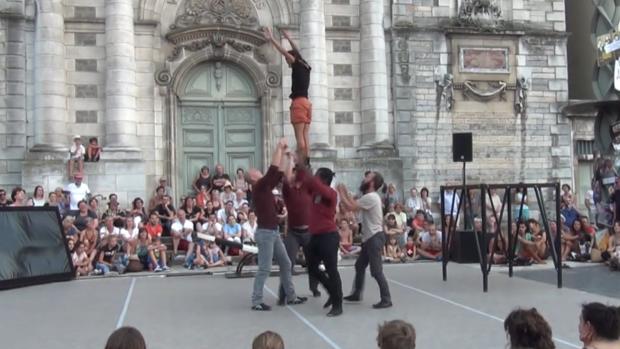 Miembros del grupo francés Rêve realizan una acrobacia