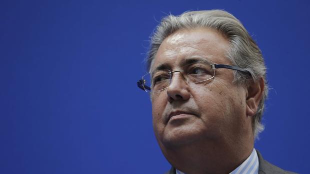 El ministro del Interior, Juan Ignacio Zoido, apuntó hoy que pese a que los accidentes mortales han descendido tanto en vías de alta capacidad como en carreteras convencionales en España