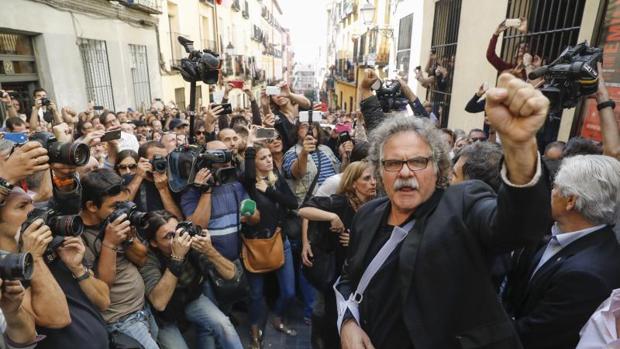 Joan Tardà, a la salida del acto pro referéndum de Cataluña en el Teatro del Barrio de Lavapiés