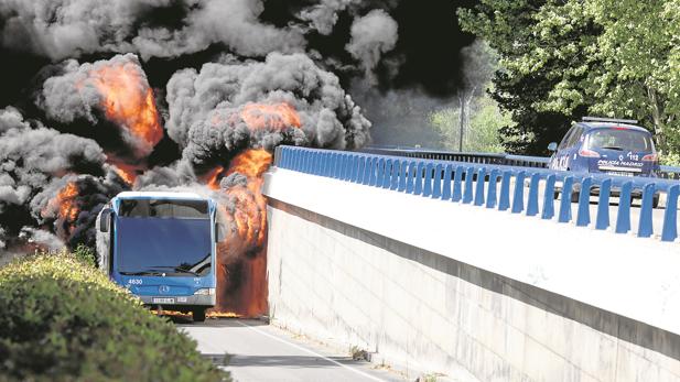 Un autobús de la EMT, en llamas, junto al Puente de los Franceses, el 27 de abril pasado
