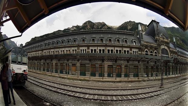 Panorámica de la monumental estación de tren de Canfranc, en la frontera oscense con Francia