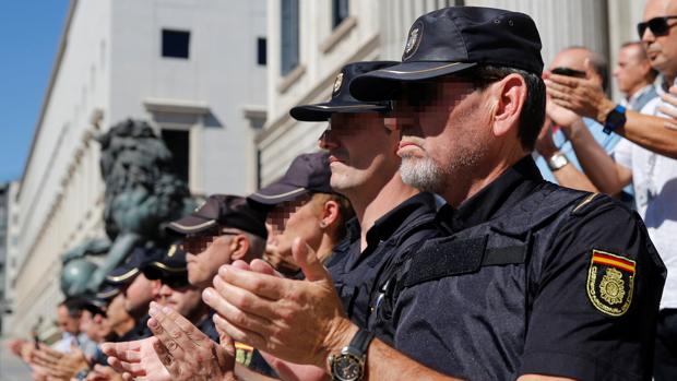 Concentración de apoyoa al los agentes desplegados en Cataluña, ayer en el Congreso