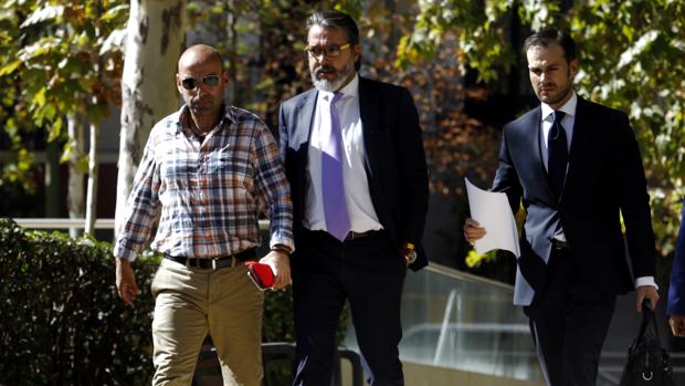El alcalde de Brunete, Borja Gutiérrez (en el centro), a su llegada a la Audiencia Nacional para prestar declaración