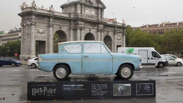 Réplica del Ford Anglia volador en la plaza de la Independencia