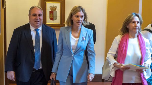 Cospedal, junto a Tirado, este jueves en los pasillos de las Cortes