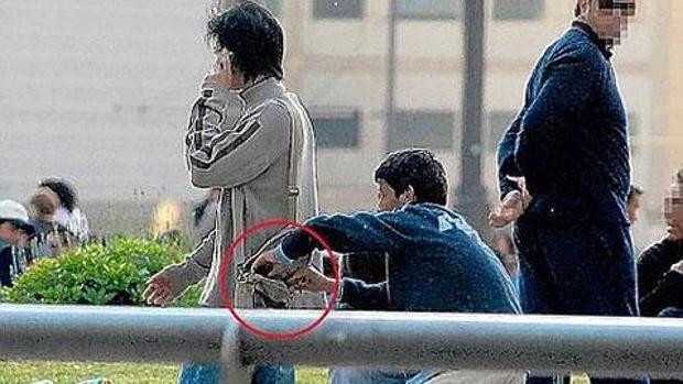 Imagen de archivo de un menor robando una cartera