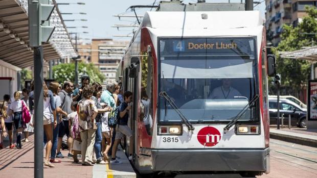 Usuarios acceden al metro en Valencia