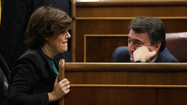 La vicepresidenta del Gobierno, Soraya Sáenz de Santamaría conversa con el portavoz del PNV, Aitor Esteban en una imagen de archivo