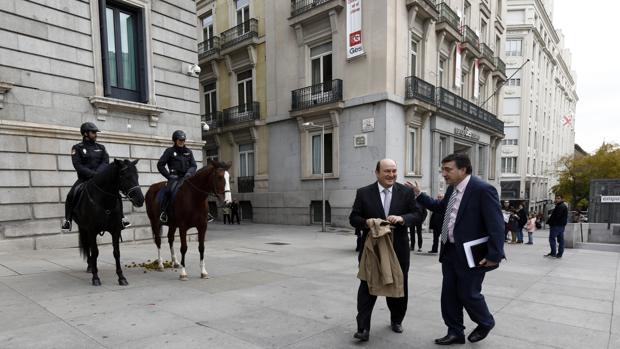 Andoni Ortuzar y Aitor Esteban a su llegada ayer al Congreso