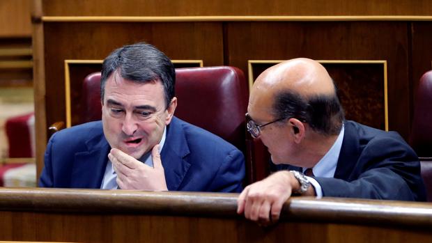 El portavoz del PNV en el Congreso y el diputado del PNV Mikel Legarda Uriarte, conversan durante el pleno