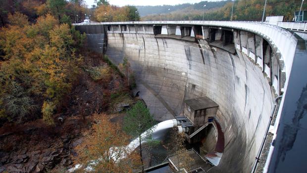El embalse de Eiras soltando agua al río Oitavén