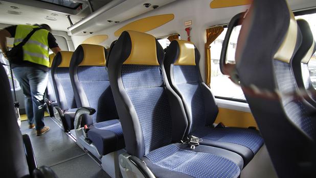 Interior de un vehículo para el transporte escolar
