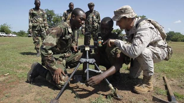 Un soldado español del centro de instrucción de Koulikoro, encargado del entrenamiento del ejército maliense
