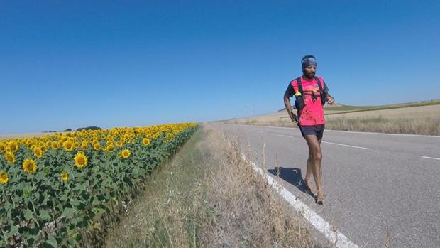 Emilio Sáez, profesor universitario de 52 años, tardó 36 días en completar los 940 kilómetros que separan Castellón de La Coruña