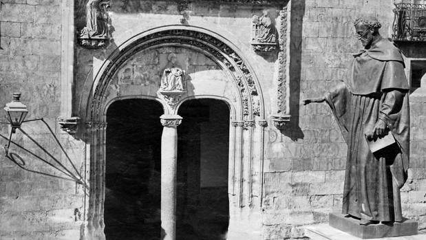 Escultura de Fray Luis de León, ante la Universidad de Salamanca