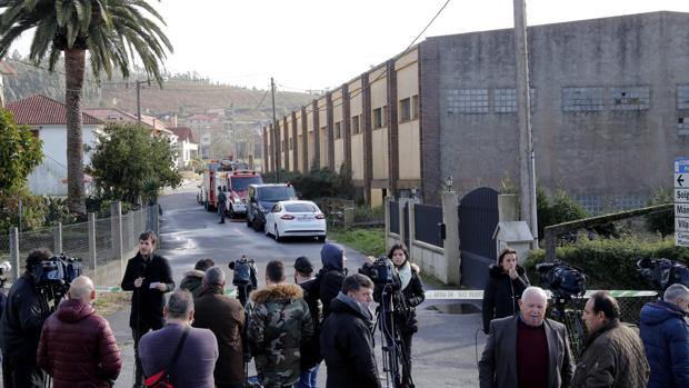 Vecinos de Rianxo y medios de comunicación, este domingo, a las puertas de la nave donde se halló el cadáver de Diana Quer