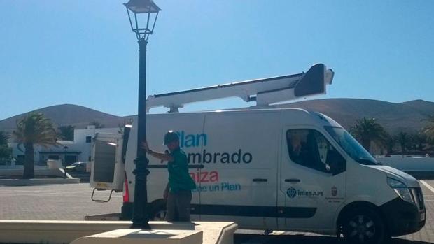 Un empleado de Impesapi en Yaiza, Lanzarote