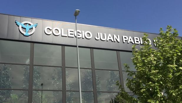 Fachada del colegio Juan Pablo II