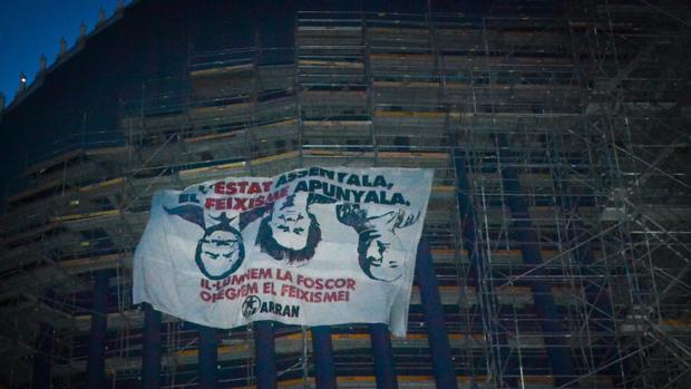 Pancarta colgada por Arran en el Ágora de Valencia