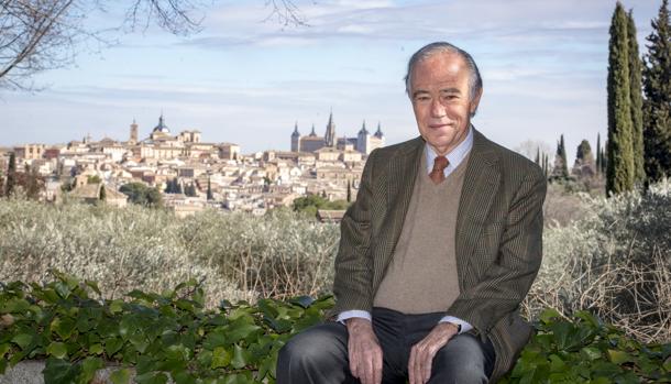 Marañón en el Cigarral de Menores, su casa toledana, con Toledo al fondo