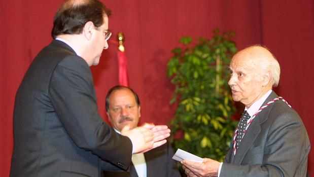 Venancio Blanco recibe el Premio Castilla y León de las Artes 2001 de manos del presidente de la Junta