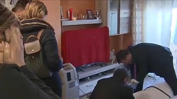 La funeraria se lleva el cadáver del pequeño