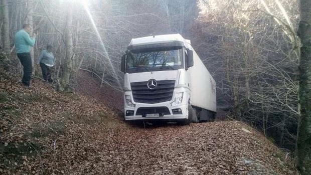 Imagen de archivo de un camión atrapado en La Rioja