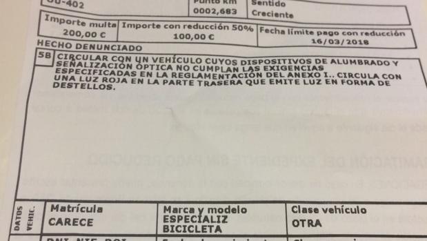 !ATENCIÓN¡ Multas que te pueden poner cuando vas en bici 7 Multan con 200 euros a un ciclista por llevar una luz intermitente de seguridad